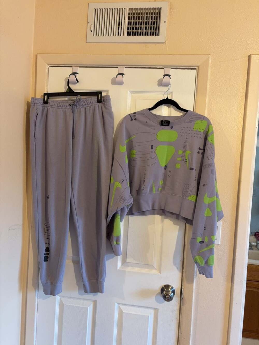 Nike Sportswear Graphic Fleece Crewneck and Jogger Set Size M